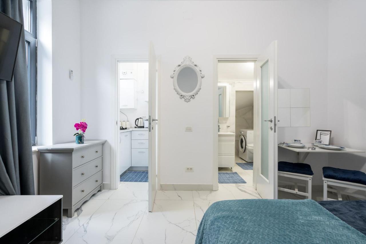 Blue-Line-Apartment-Unirii Boekarest Buitenkant foto